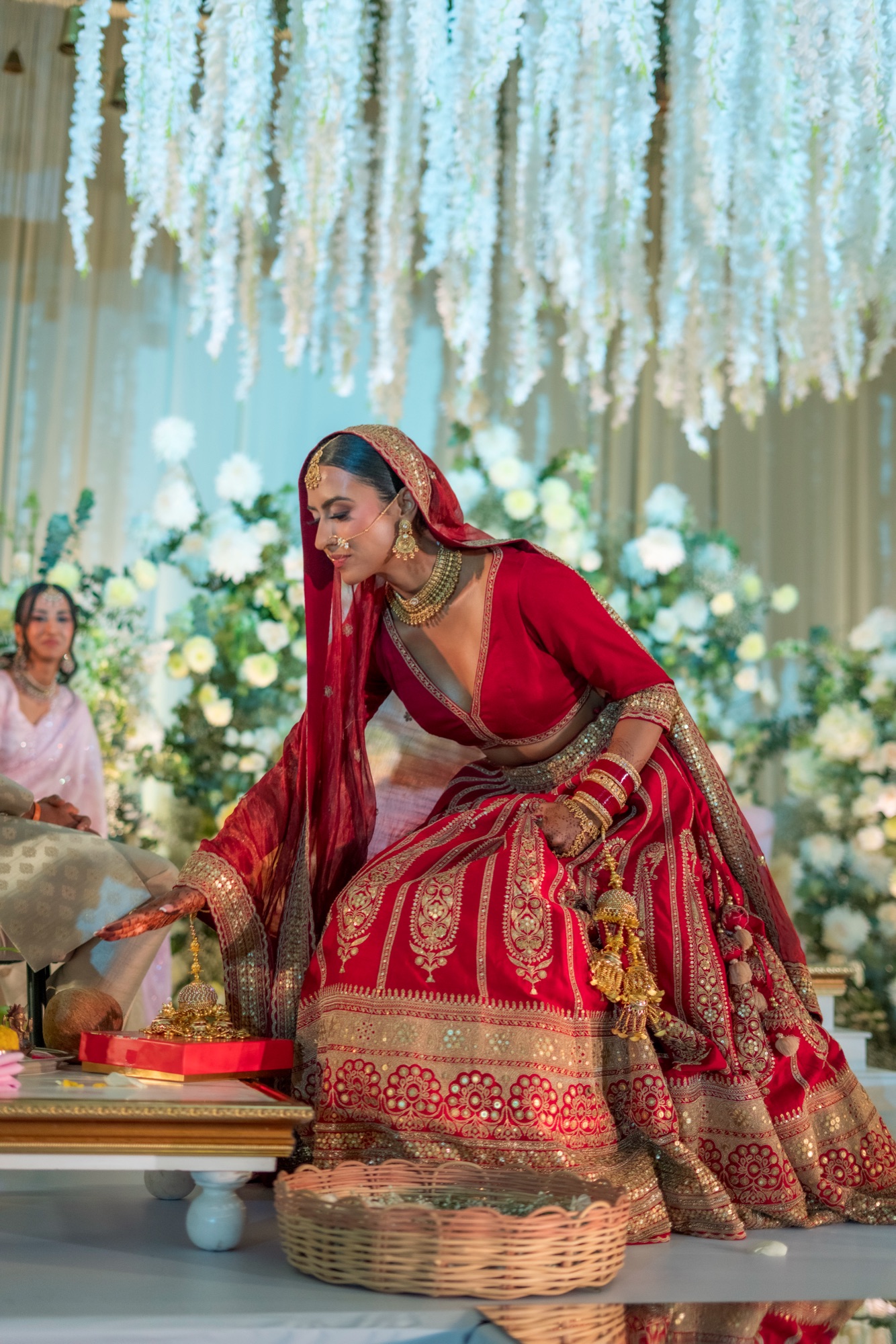 Novia con lehenga roja en una boda hindú