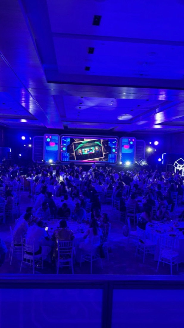 Plenaria con muros LED