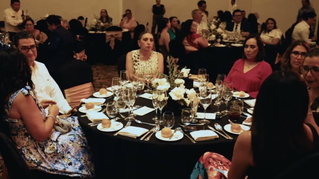 Invitados en una cena de gala